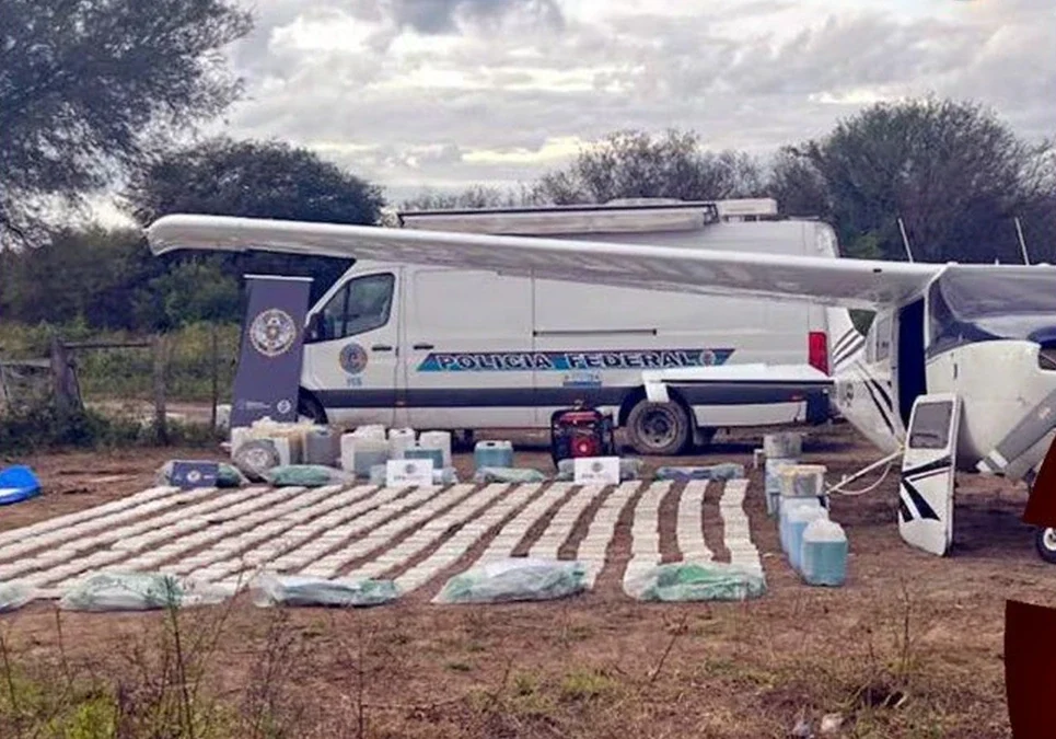 Desbaratan una banda narco con 442 kilos de cocaína en Santa Fe, que recibía cargamentos en vuelos desde Bolivia.