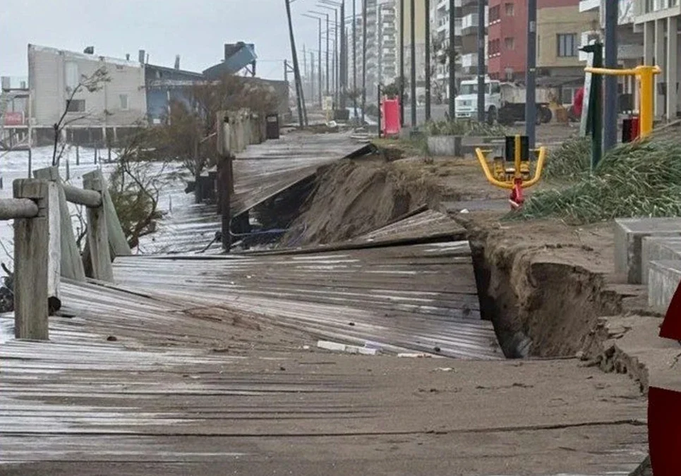 El mar arrasó con la costanera de Monte Hermoso, localidad bonaerense afectada por el ciclón.