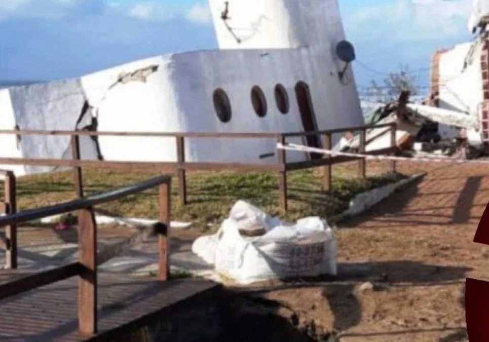 El mar socavó los cimientos y destruyó una vivienda en Mar del Tuyú: el municipio prohibió volver a construir.