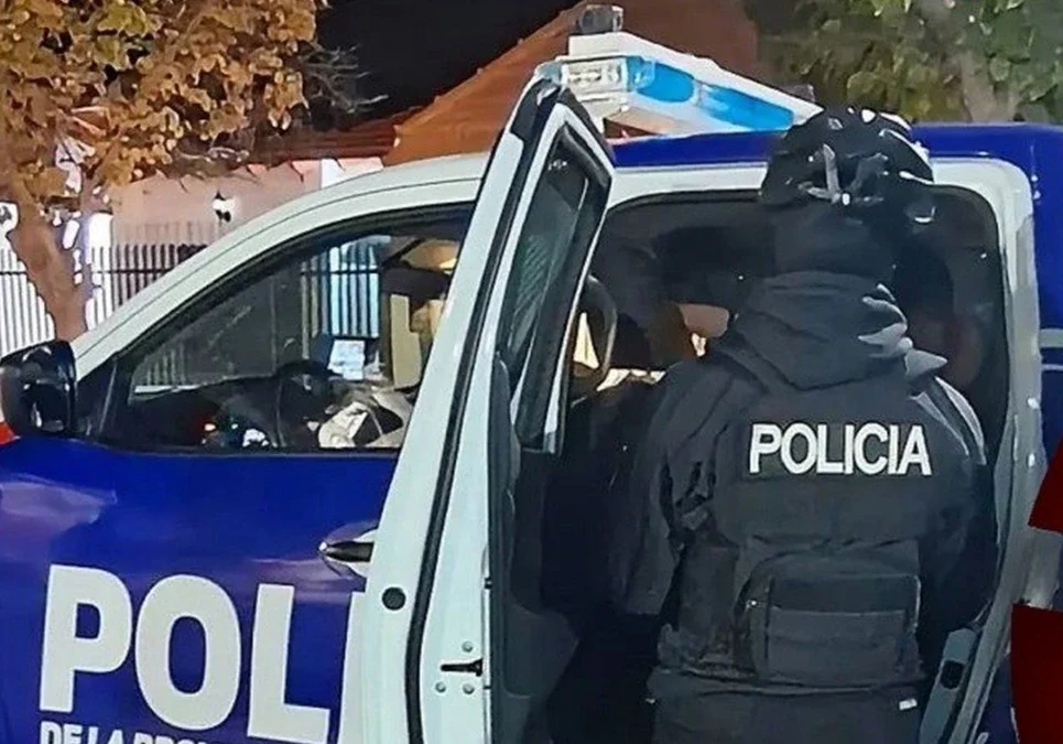 Escándalo en el fútbol local: el familiar de un jugador expulsado golpeó a la policía y la Liga busca prohibirle el ingreso a los estadios.