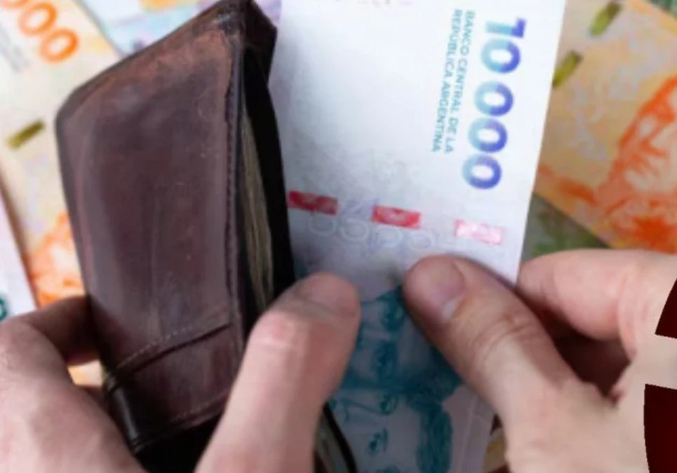 Especialista en finanzas advierte que el consumo no repunta y el dinero familiar se agota a mitad de mes.