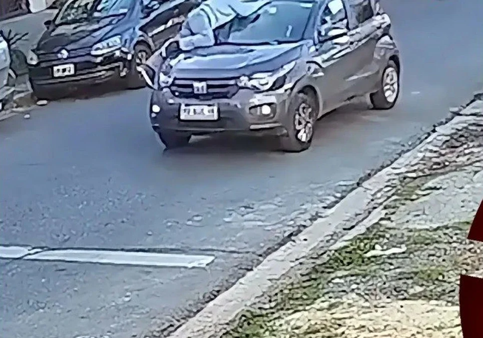 Inseguridad en Ramos Mejía, Buenos Aires: una mujer se colgó del capot de su auto para evitar que tres delincuentes se lo roben.