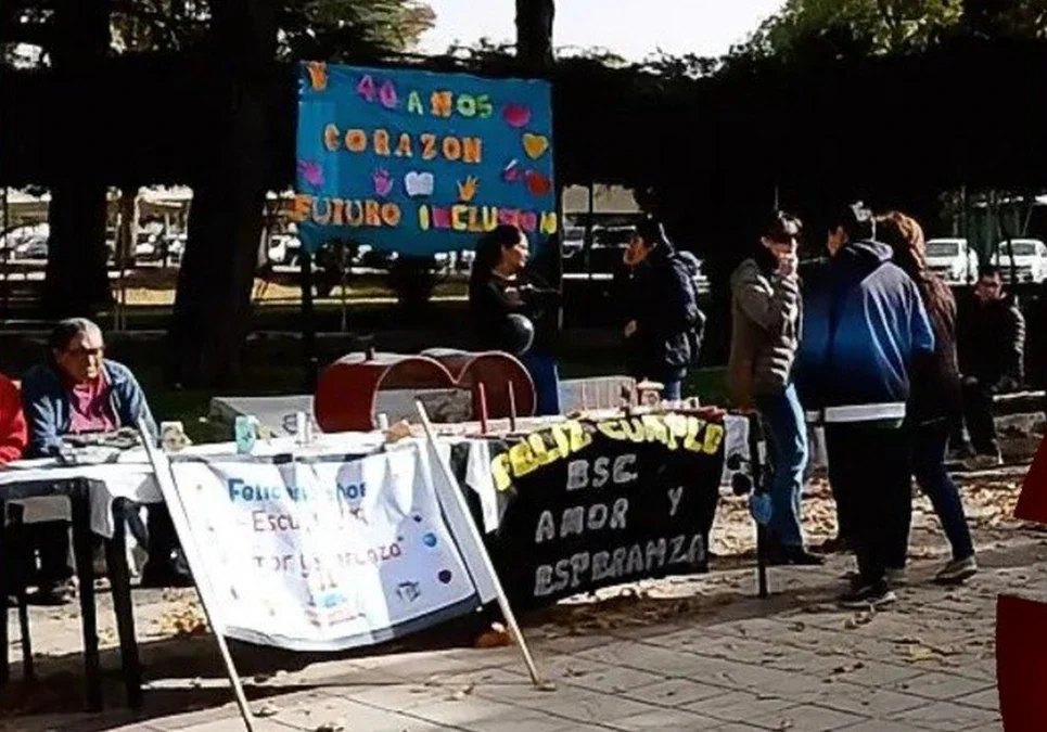 La escuela Amor y Esperanza celebró sus 40 años con una jornada de visibilización en la plaza principal.