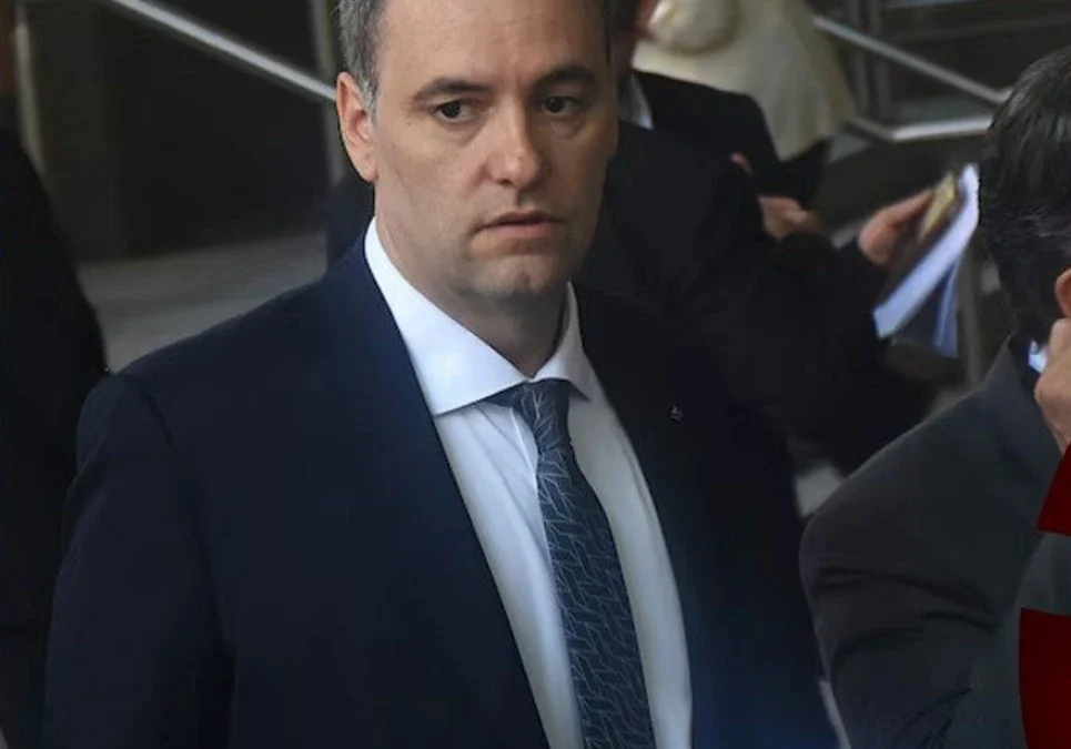 La oposición pone en duda la legitimidad de Manuel Adorni y reclama transparencia sobre sus bienes personales.