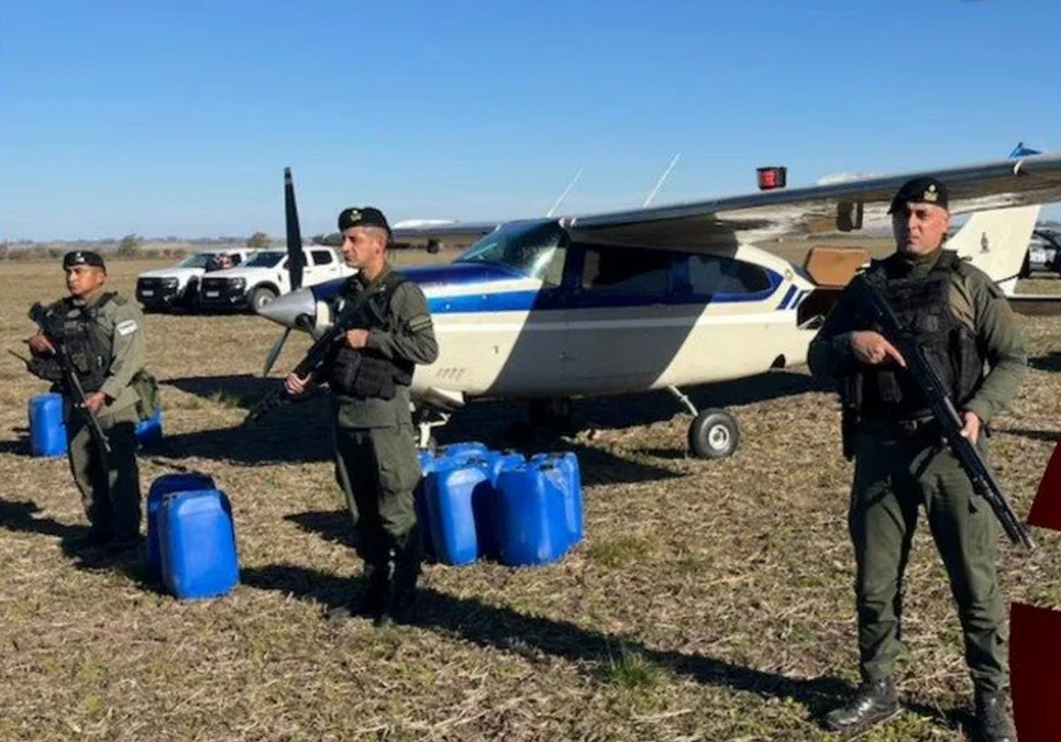 Operativo antidrogas en Villa Eloísa, Santa Fe: incautaron hasta 400 kilos de cocaína y buscan a tres prófugos que atropellaron a gendarmes.