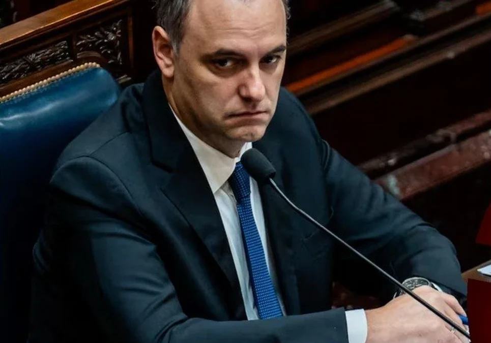 Piden celeridad a Manuel Adorni para transparentar sus bienes ante la Oficina Anticorrupción.