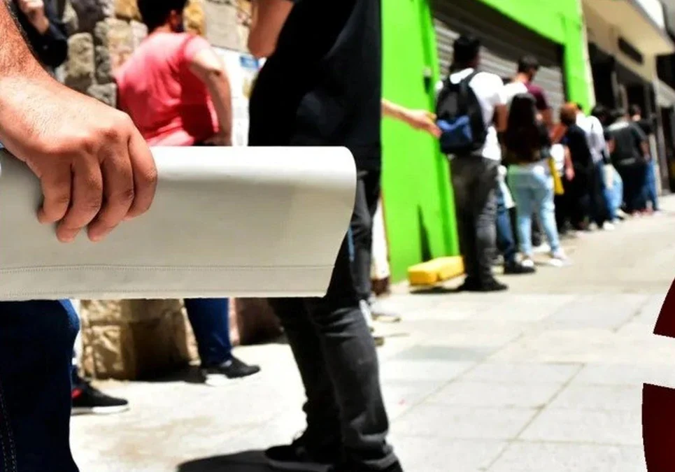 Preocupante balance laboral: la pérdida de puestos asalariados impulsa el trabajo independiente y afecta el poder adquisitivo.