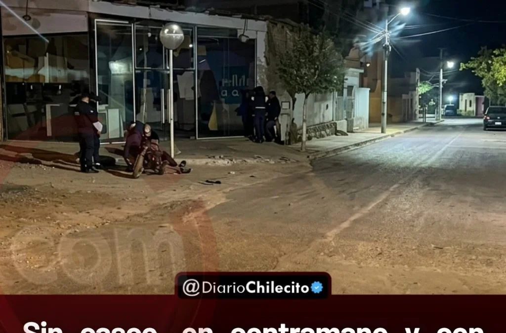 Sin casco, en contramano y con alcoholemia positiva: una mujer quedó internada tras chocar contra un auto en la madrugada.