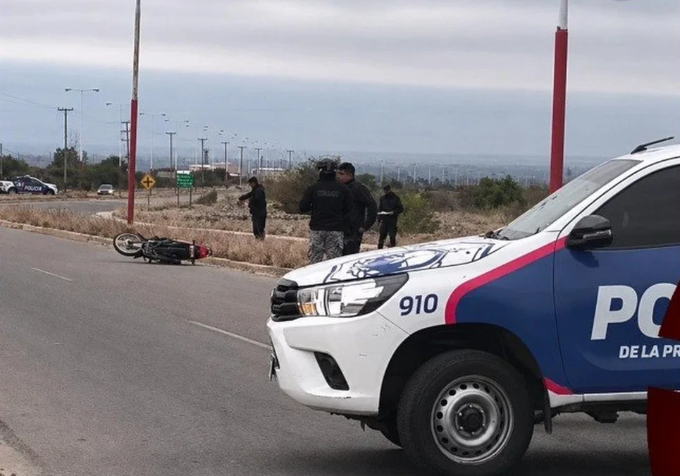 Siniestro vial fatal en la circunvalación norte: una moto rozó el cordón, impactó contra un poste y fallecieron sus tres ocupantes.