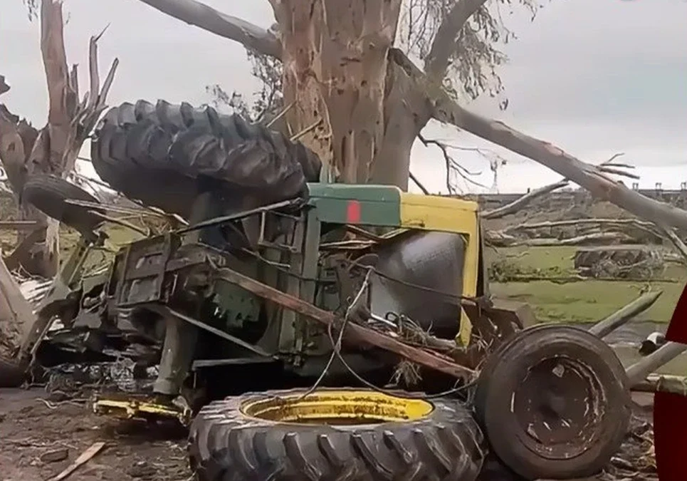 Tornado en la provincia de Buenos Aires: una casa fue destruida y rescataron a una persona atrapada en Las Flores.