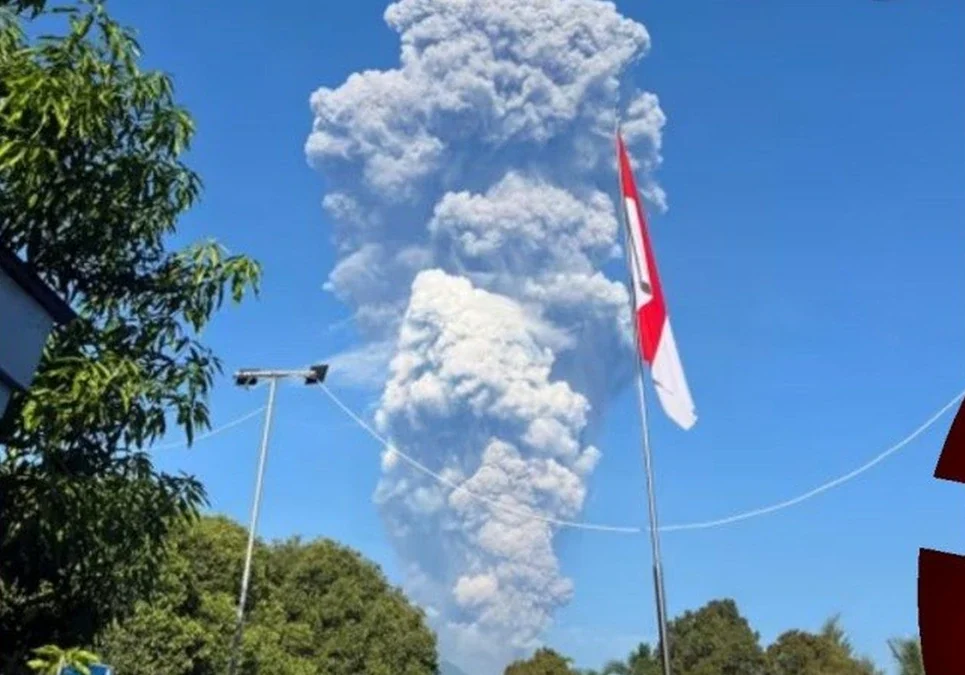 Tragedia en Indonesia: mueren tres excursionistas por la erupción de un volcán en la isla de Halmahera.
