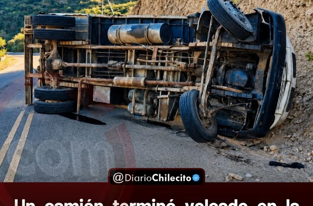Un camión terminó volcado en la última curva de la cuesta de Guanchín. El chofer dijo que fallaron los frenos durante la bajada.