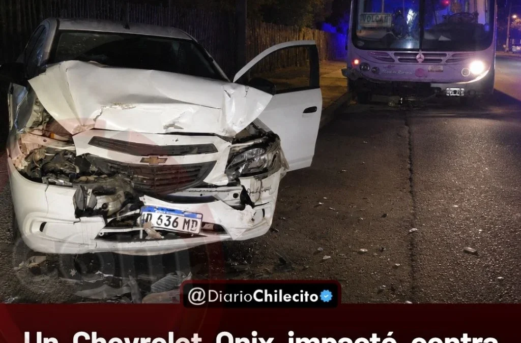 Un Chevrolet Onix impactó contra un colectivo en Vichigasta y su conductor fue derivado a Chilecito por un traumatismo de tórax.
