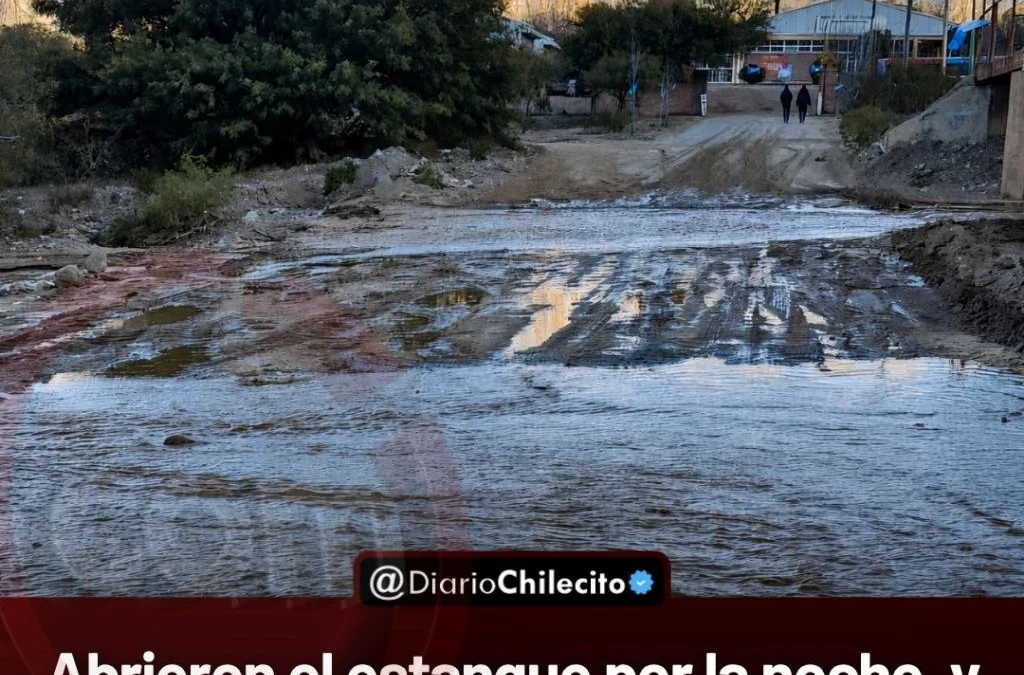 Abrieron el estanque por la noche, y el agua inundó la calle de la escuela, horas antes de un acto. Productores no pudieron regar.
