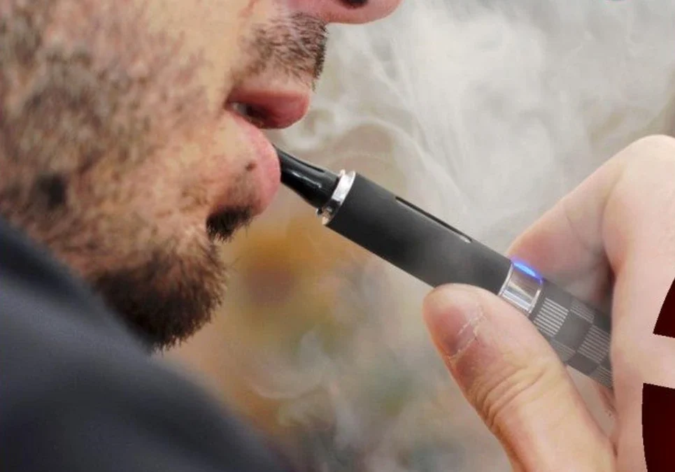 Alarma médica por los daños respiratorios del vapeo: aseguran que no es un vapor inofensivo y celebran las restricciones.