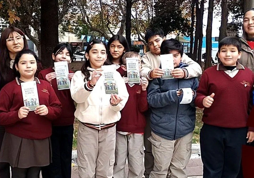 Alumnos de la Escuela Gabriela Mistral salen a las plazas para concientizar sobre el cuidado ambiental.