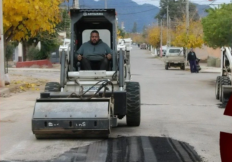 Arreglos viales en la ciudad: el municipio de Chilecito completó el primer tramo de bacheo en el centro y sectores barriales.