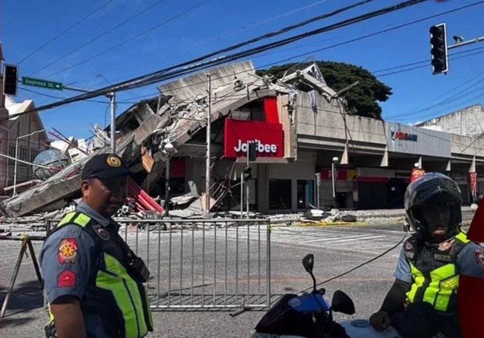 Catástrofe en Filipinas: un violento terremoto de magnitud 7.8 dejó más de 30 muertos y un centenar de heridos.