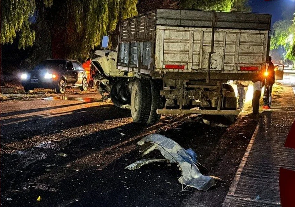 Choque en la Ruta 74: tres heridos tras la colisión entre un camión y un auto cuyo conductor dio positivo en alcoholemia.