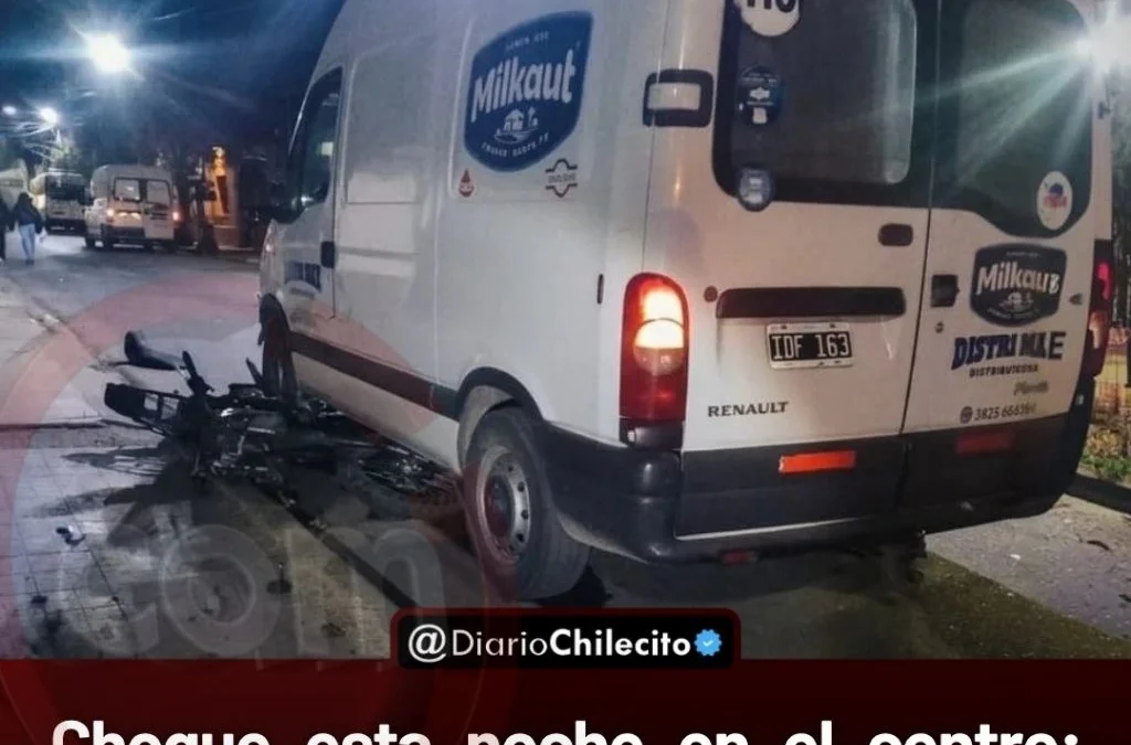 Choque esta noche en el centro: una combi impactó contra una moto y el joven conductor terminó herido y bajo observación.