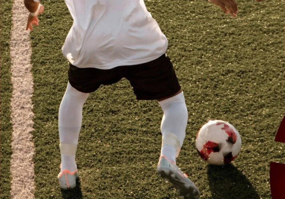 Con partidos en cuatro canchas de la zona, la liga de fútbol senior reprogramó su fecha y avanza hacia las finales de julio.