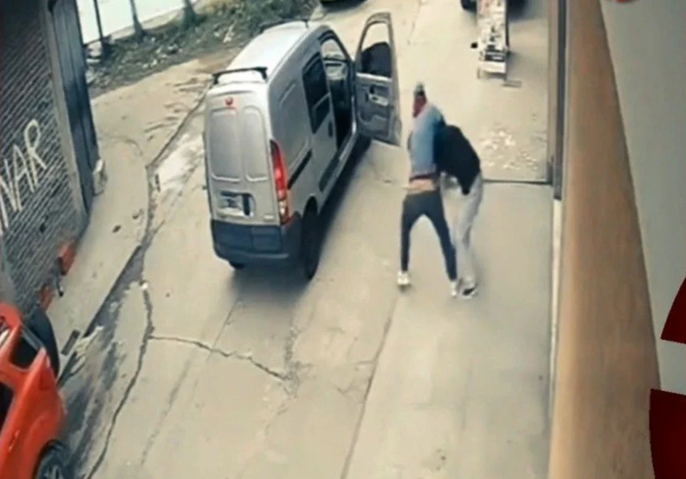 Conmoción en Lomas de Zamora: investigan el violento intento de secuestro de una menor captado por cámaras en la provincia de Buenos Aires.