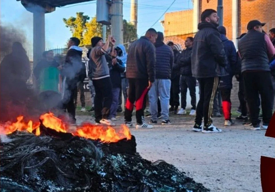 Despidos y conflicto en Córdoba: Infantería rodea una planta de neumáticos por la protesta de los operarios.