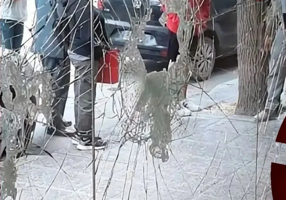 Destrozaron la vidriera de una joyería céntrica en la ciudad de Córdoba y robaron mercadería a plena luz del día.