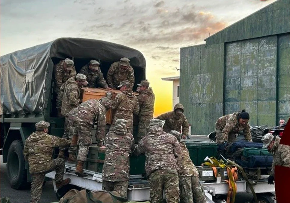El Ejército argentino refuerza su misión humanitaria en Venezuela con un segundo vuelo de rescatistas, insumos médicos y canes.