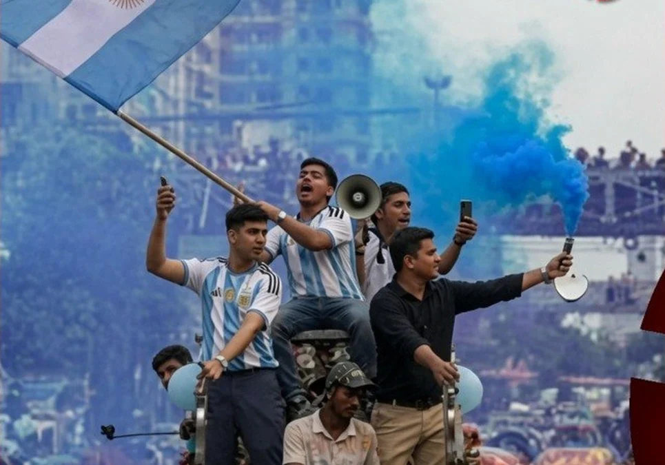 El fanatismo no tiene fronteras: conductores de televisión y miles de habitantes visten la camiseta argentina en Bangladesh.