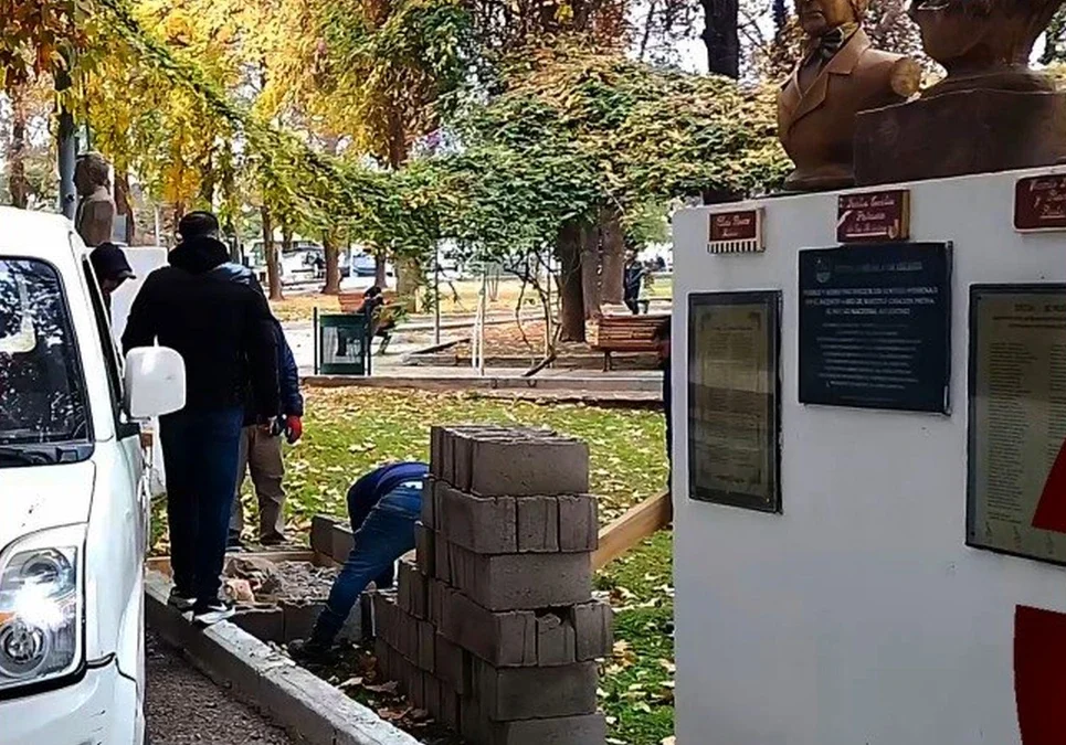 El Paseo de los Próceres de la Plaza Principal sumará un busto de Manuel Belgrano modelado por el profesor Andueza.
