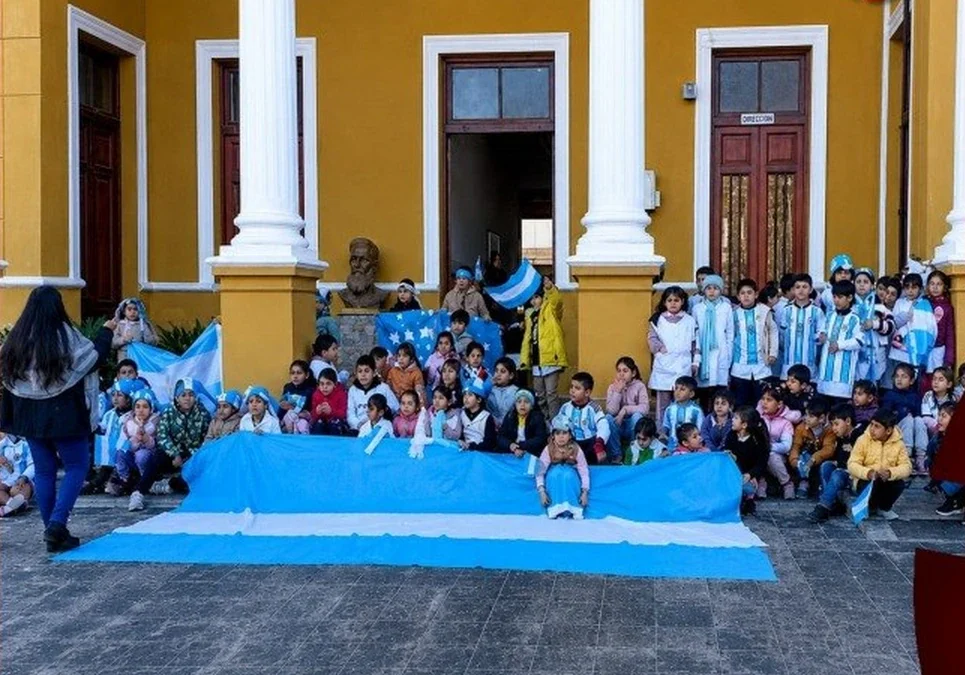 Emoción en Chilecito: alumnos de la escuela Nicolás Dávila le cantaron el feliz cumpleaños a Lionel Messi en el colegio.