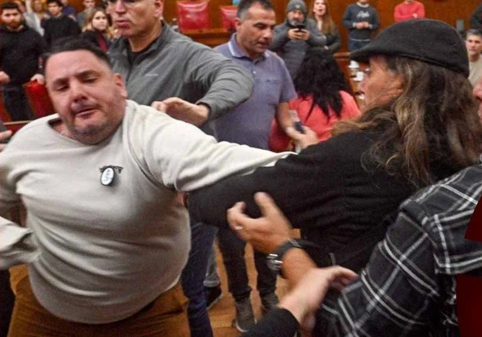 Escándalo en Mar del Plata, Buenos Aires: taxistas y choferes de aplicaciones terminaron a las piñas en medio de una sesión del Concejo Deliberante.