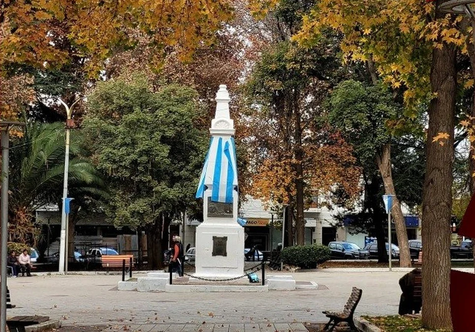 Estudiantes de turismo de la Escuela Normal analizan el acta fundacional y el patrimonio local para capacitarse como futuros guías.