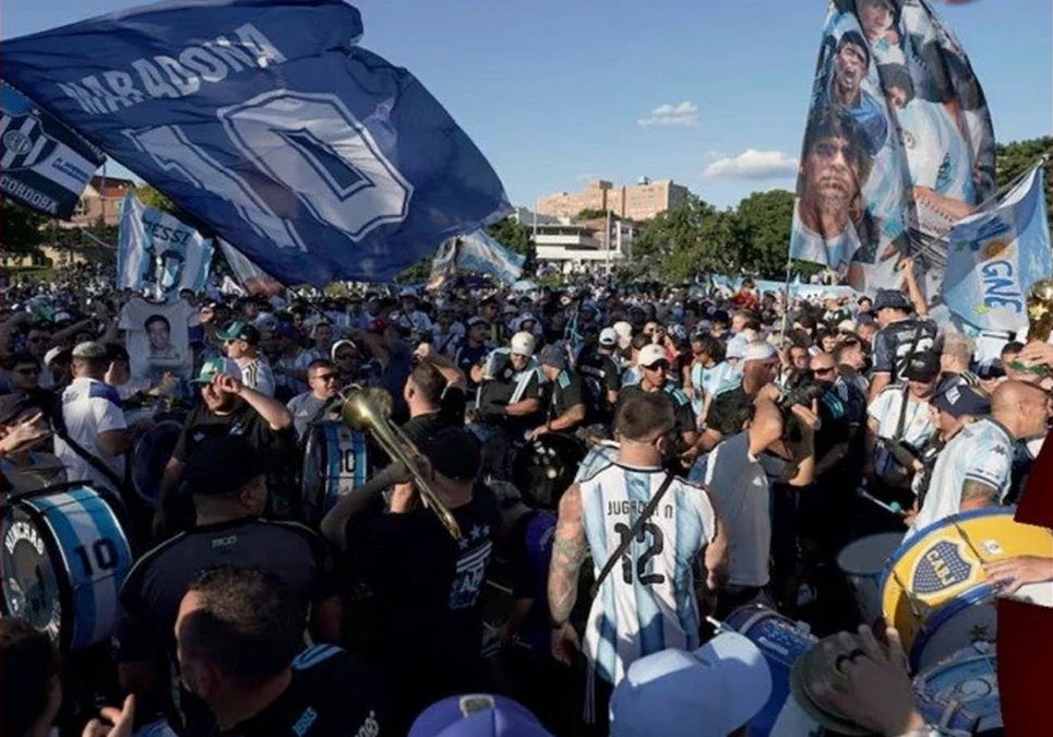 Furor por la Selección en el Mundial 2026: un multitudinario banderazo tiñó de celeste y blanco a la primera sede de la Copa del Mundo.