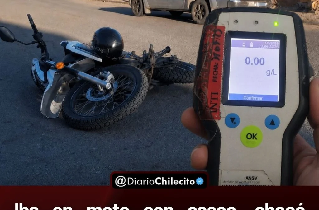Iba en moto con casco, chocó contra una Amarok en una esquina transitada y terminó con traumatismos en tórax y abdomen.