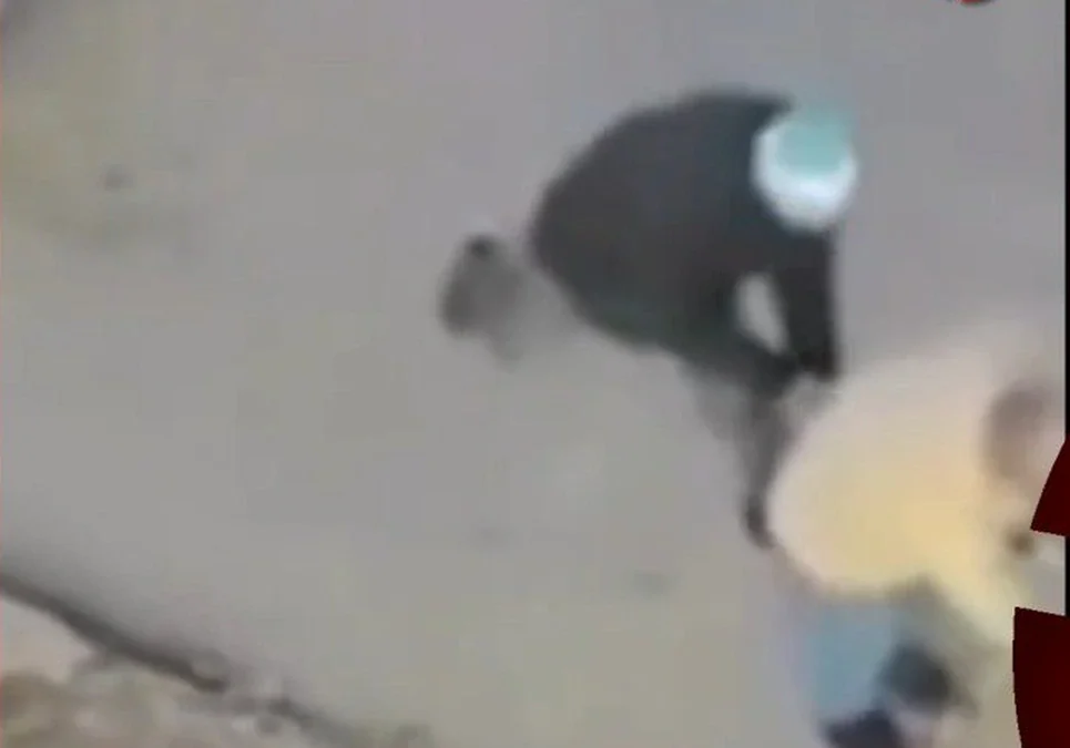 Indignación en Buenos Aires: un delincuente le robó el celular a un abuelo de 88 años que barría la vereda con su andador.