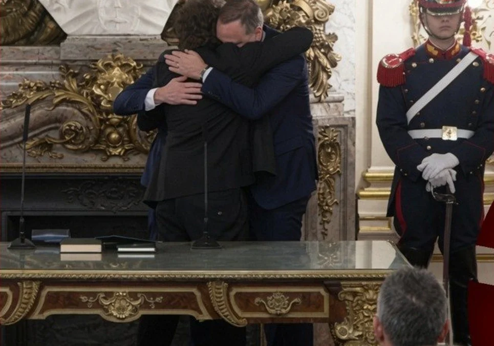 Javier Milei sumó a Manuel Adorni en el abrazo oficial y dejó un llamativo gesto político durante la jura de Santilli.