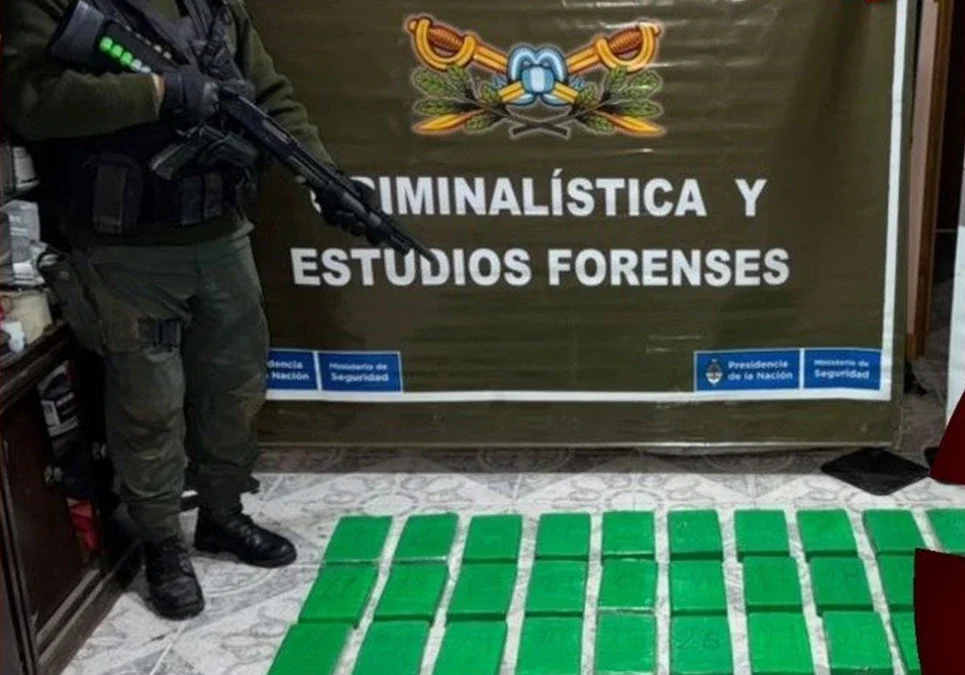 Operativo antidroga en Santa Fe: descubren 50 kilos de cocaína ocultos en la casa de la madre de un narco.