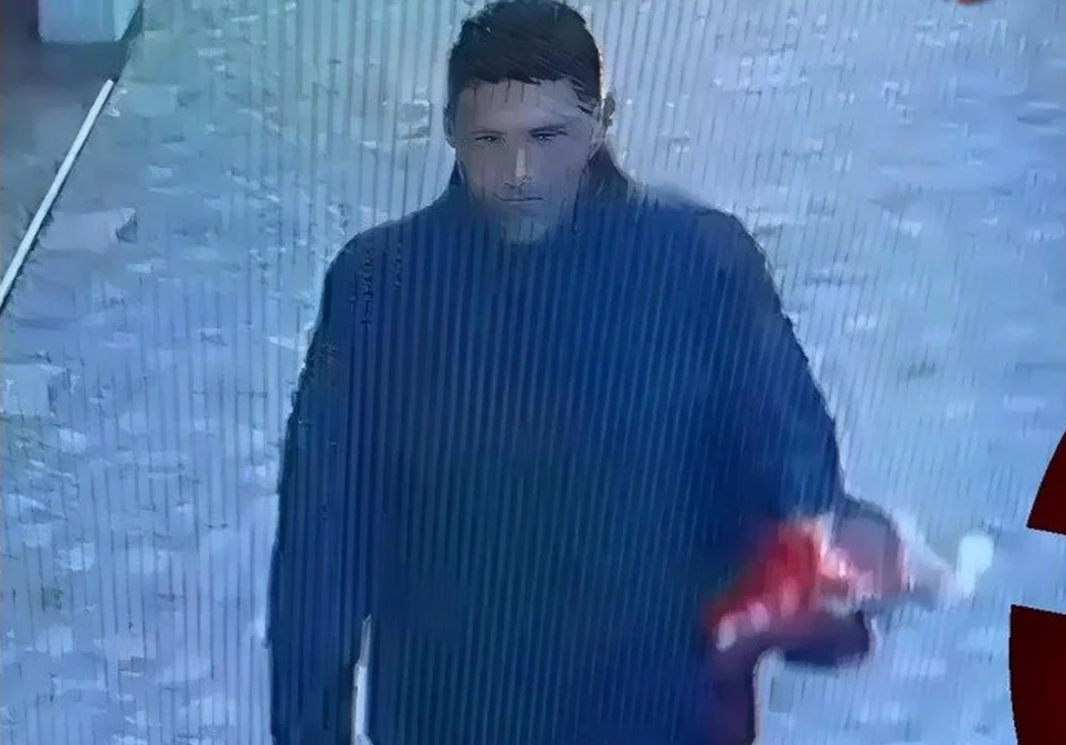 Quedó filmado: un falso vendedor ambulante entró a la cochera de un hotel céntrico y robó un casco.