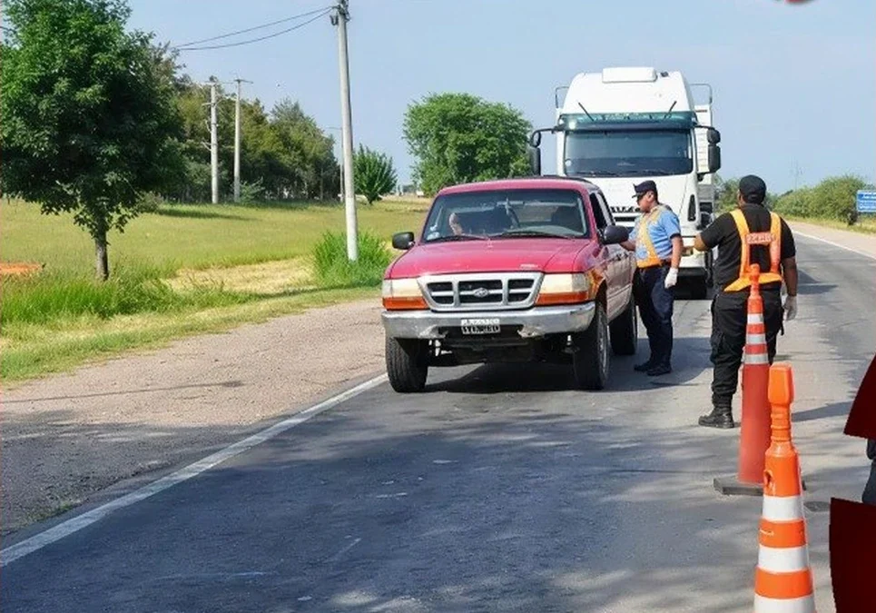 Ratifican exigencias para conductores: sancionarán la falta de luces y el exceso de pasajeros en los vehículos.
