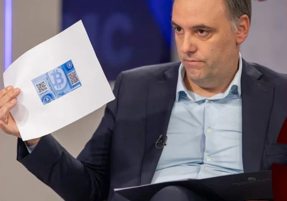 Se reflotó un archivo que contradice la defensa de Manuel Adorni: en 2022 afirmaba que era un inversor de dólares y no usaba criptomonedas.