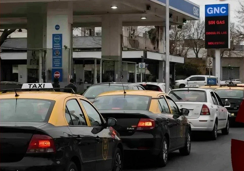 «Si no laburamos, no podemos pagar»: la crisis de GNC golpea de lleno al servicio de taxis en la capital bonaerense.