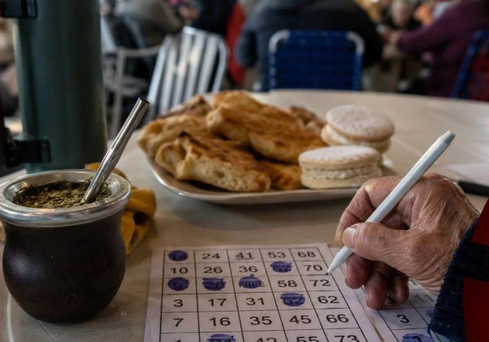 Solidaridad y encuentro familiar en barrio Independencia: este domingo se juega el gran bingo parroquial.