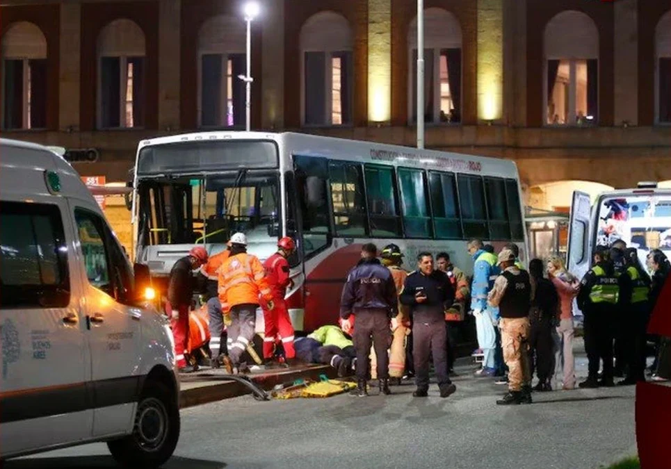 Tragedia en Mar del Plata: imputaron por homicidio culposo al chofer del colectivo e investigan por qué subió a la vereda.