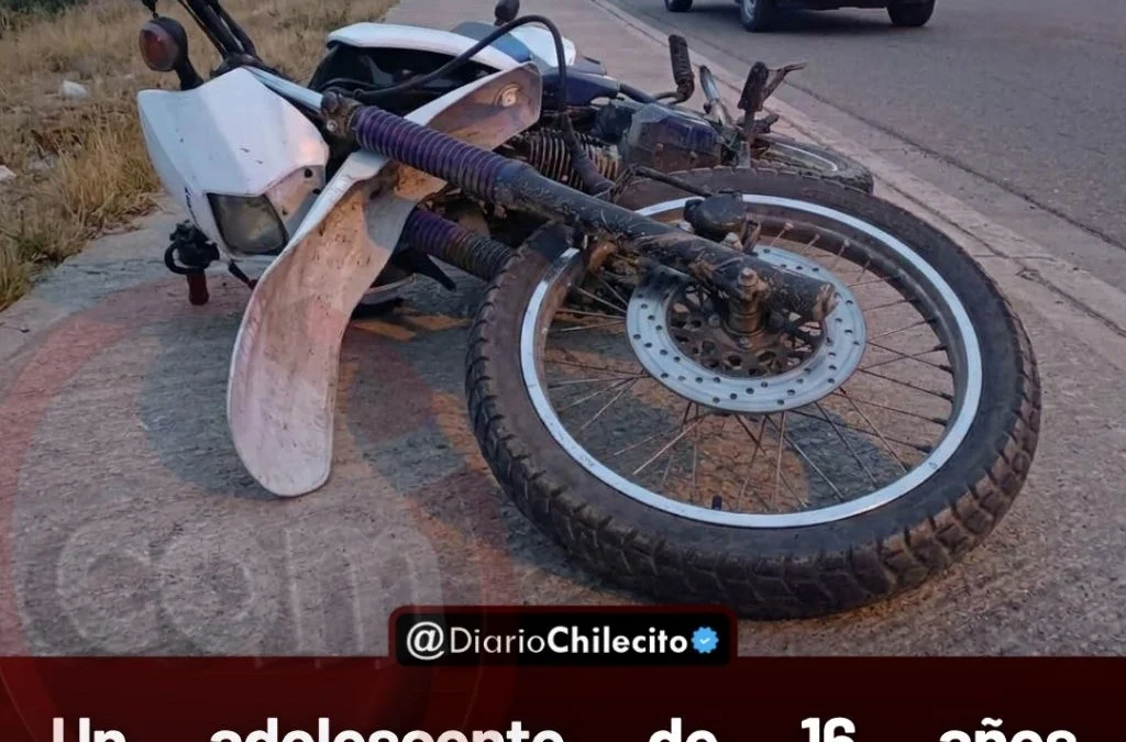 Un adolescente de 16 años manejaba borracho, sin casco y terminó internado inconsciente tras caer de la moto en Circunvalación.
