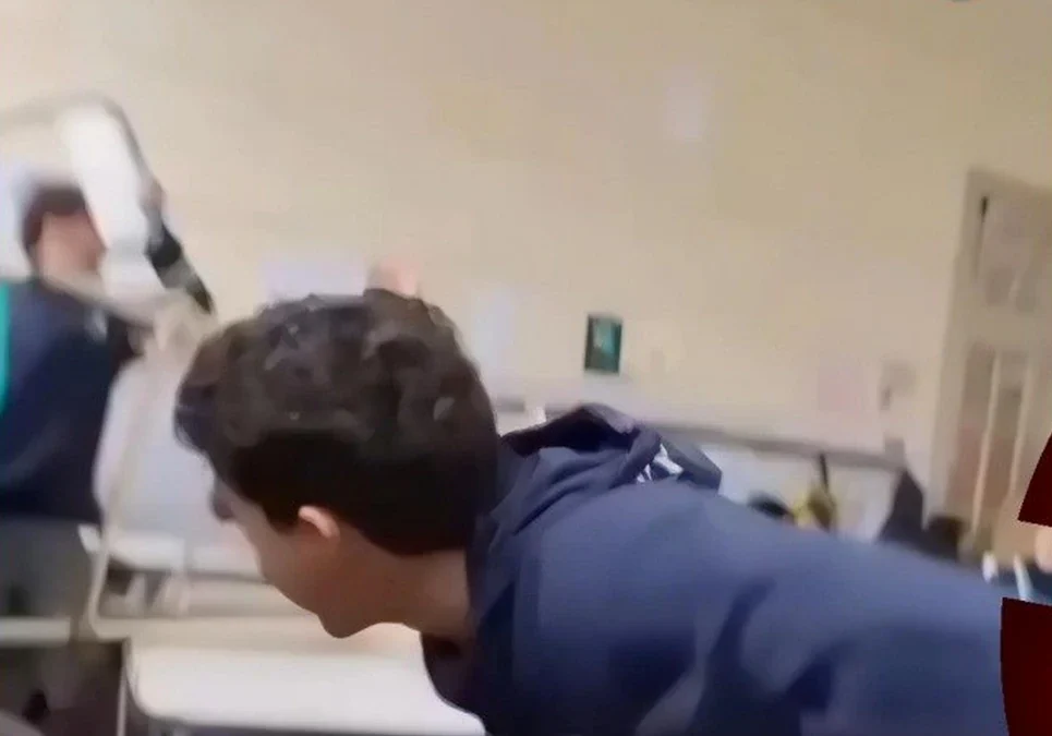 Un alumno de sexto año golpeó a su profesor de música y le fracturó la mandíbula dentro de un aula en Tandil, Buenos Aires.