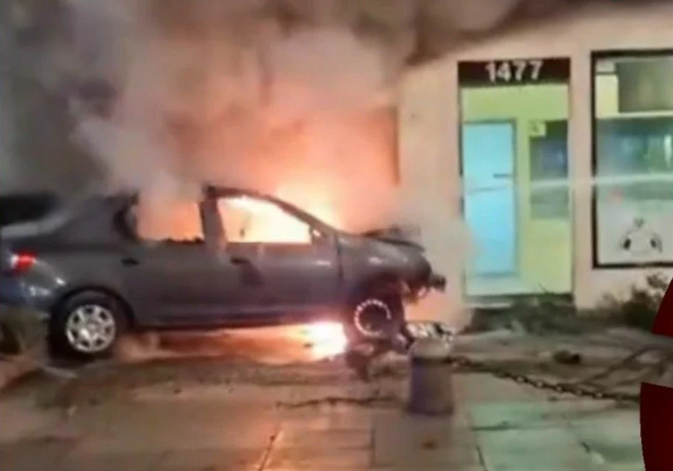 Un automovilista chocó contra un edificio en Recoleta, Buenos Aires, y el vehículo se incendió por completo.