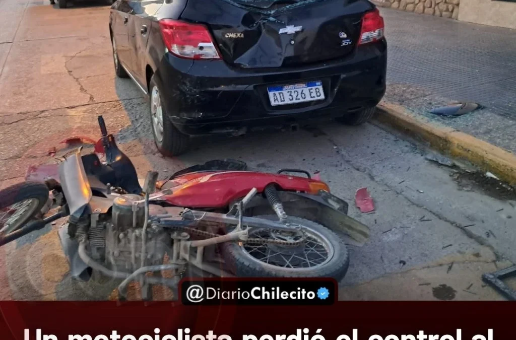 Un motociclista perdió el control al realizar un sobrepaso y chocó contra un auto estacionado en calle Gregorio Cavero.
