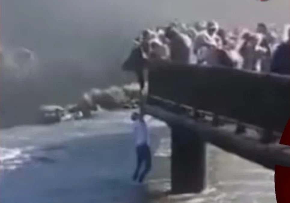 Un turista se tiró al río desde las pasarelas de las Cataratas del Iguazú en Brasil para recuperar un celular y fue expulsado del parque.